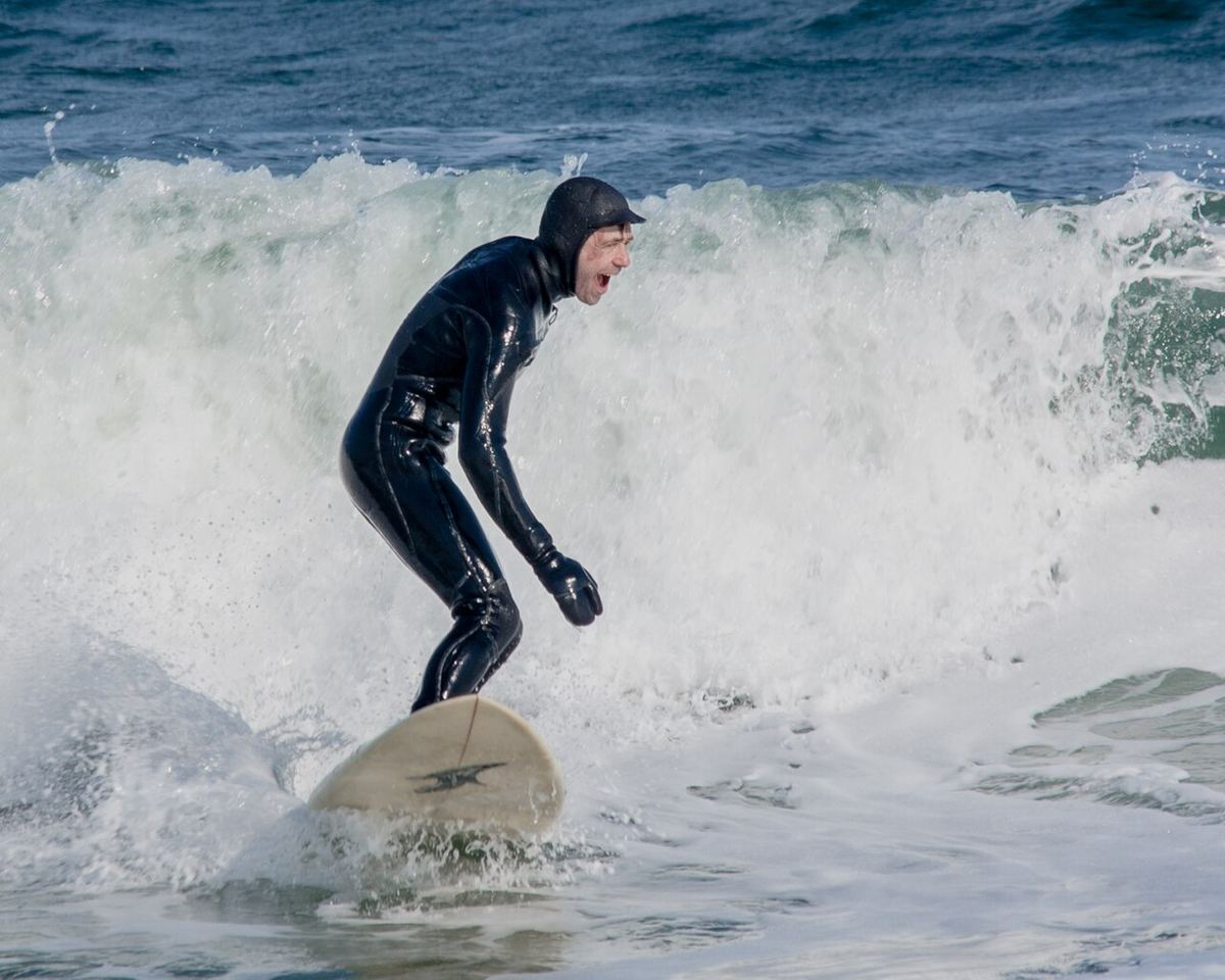 Neopreno grueso, capucha y guantes: el uniforme del surf en agua fría.