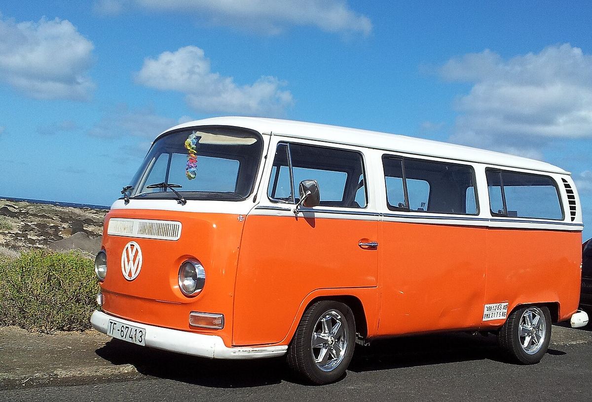 Una Volkswagen T2 junto al mar en Lanzarote: el espíritu del viaje de surf.