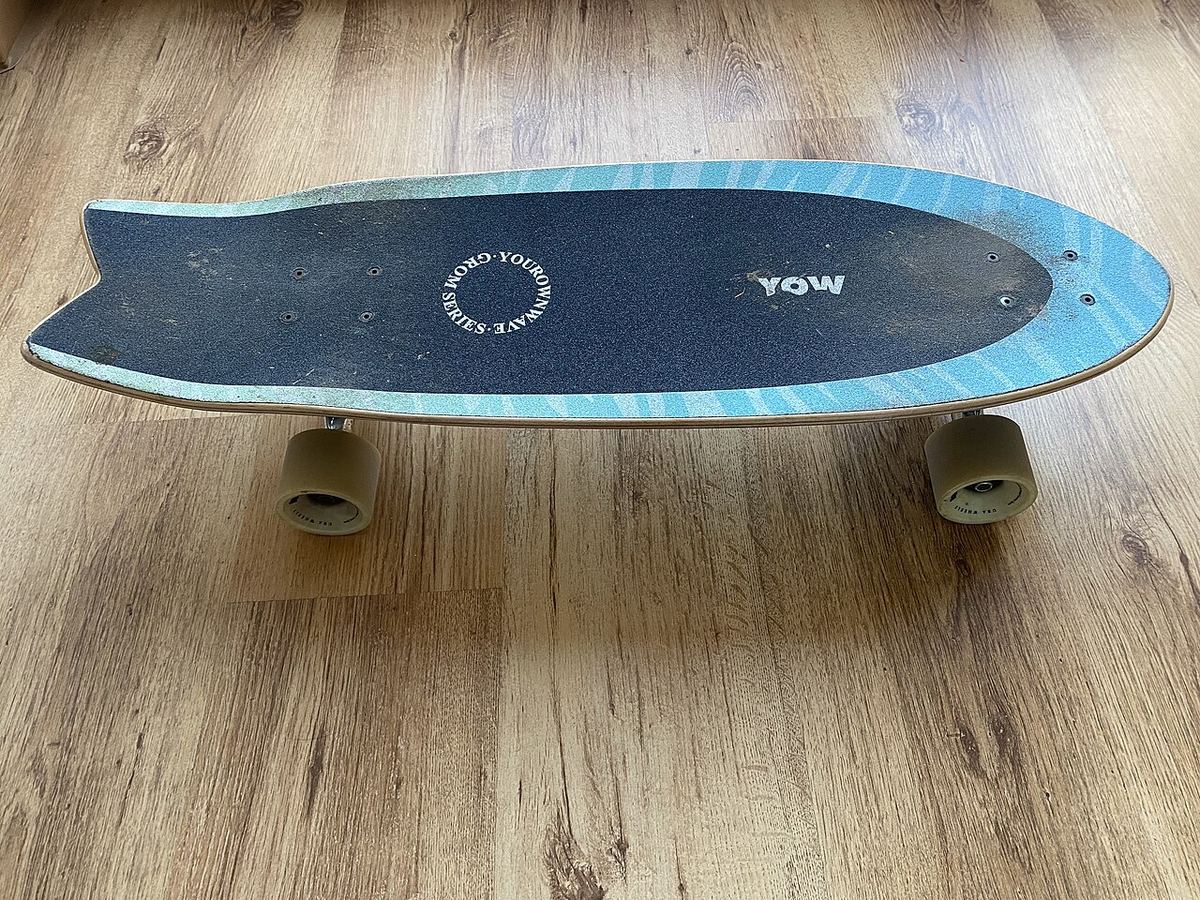 Un surfskate con cola de pez, la herramienta favorita para entrenar en tierra.