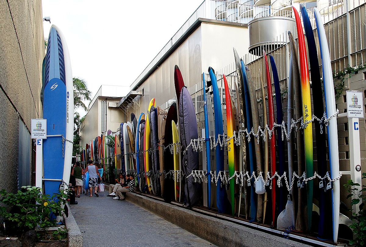 Tablas aparcadas en un rack callejero de Waikiki (Hawái).