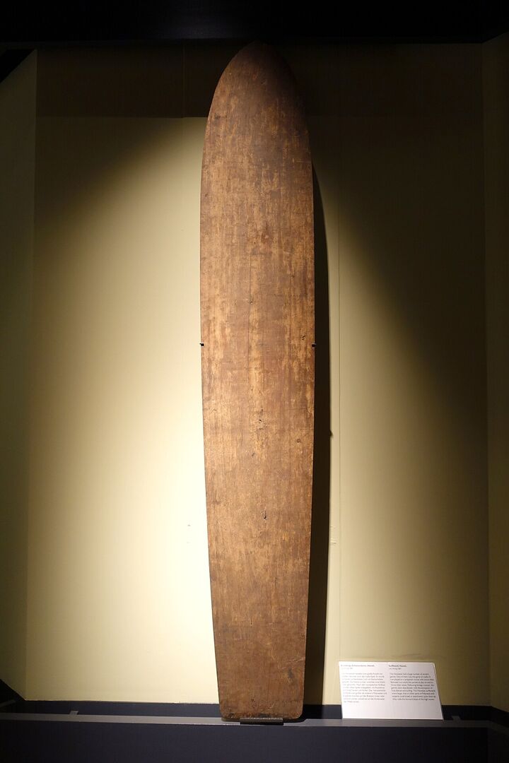 Tabla hawaiana de madera de 1887, en el Museo Etnológico de Berlín: sin quillas, sin espuma y sin apenas rocker.