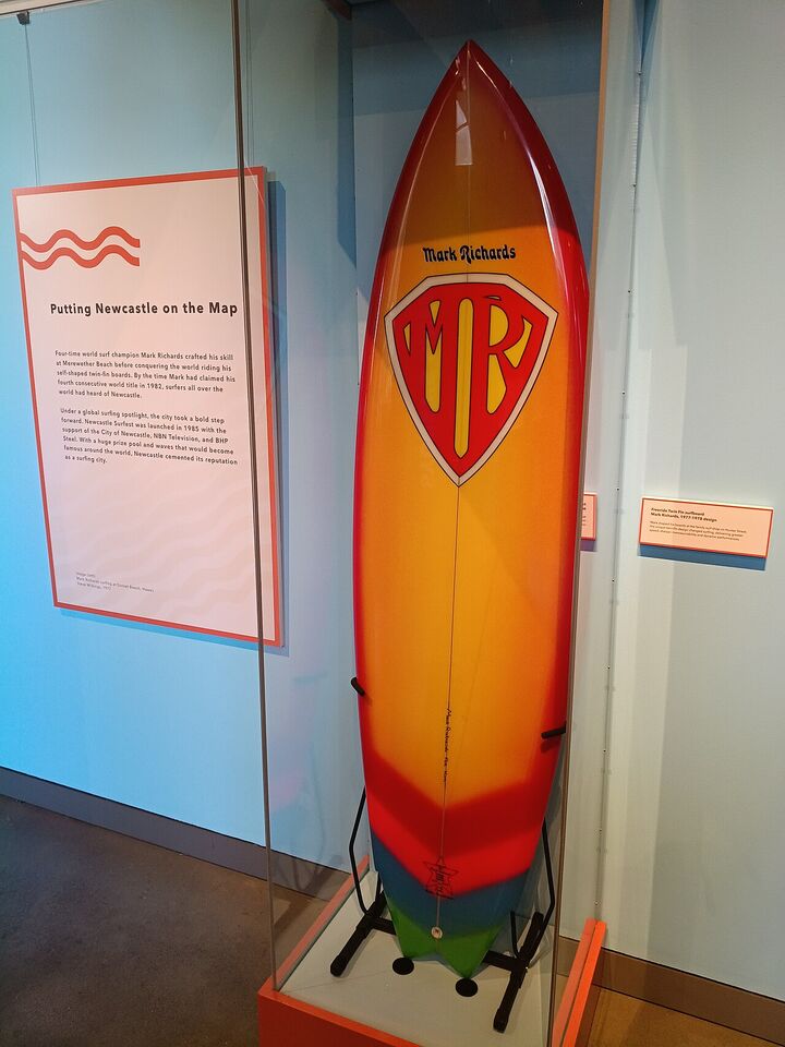 La twin fin «Free Ride» de Mark Richards, con cola de golondrina, expuesta en el museo de Newcastle (Australia).