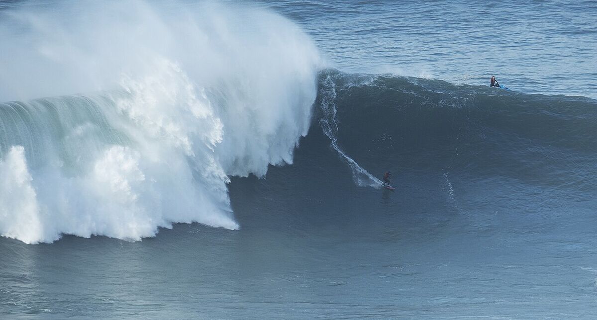 Ola gigante en Nazaré (Portugal), el terreno de los guns y del surf de remolque.